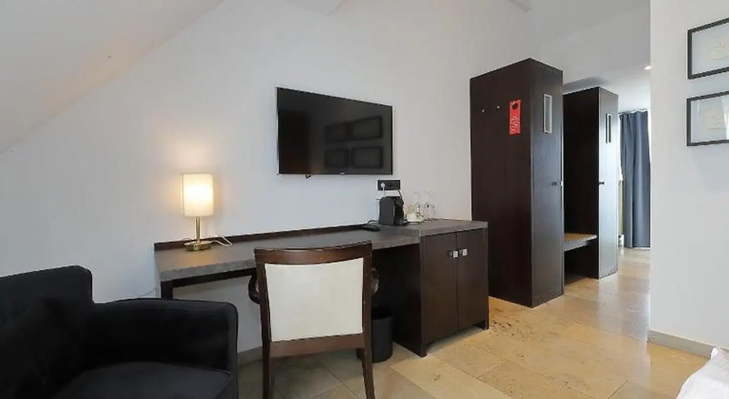 BURNS Art Hotel ROOM_EXAMPLE