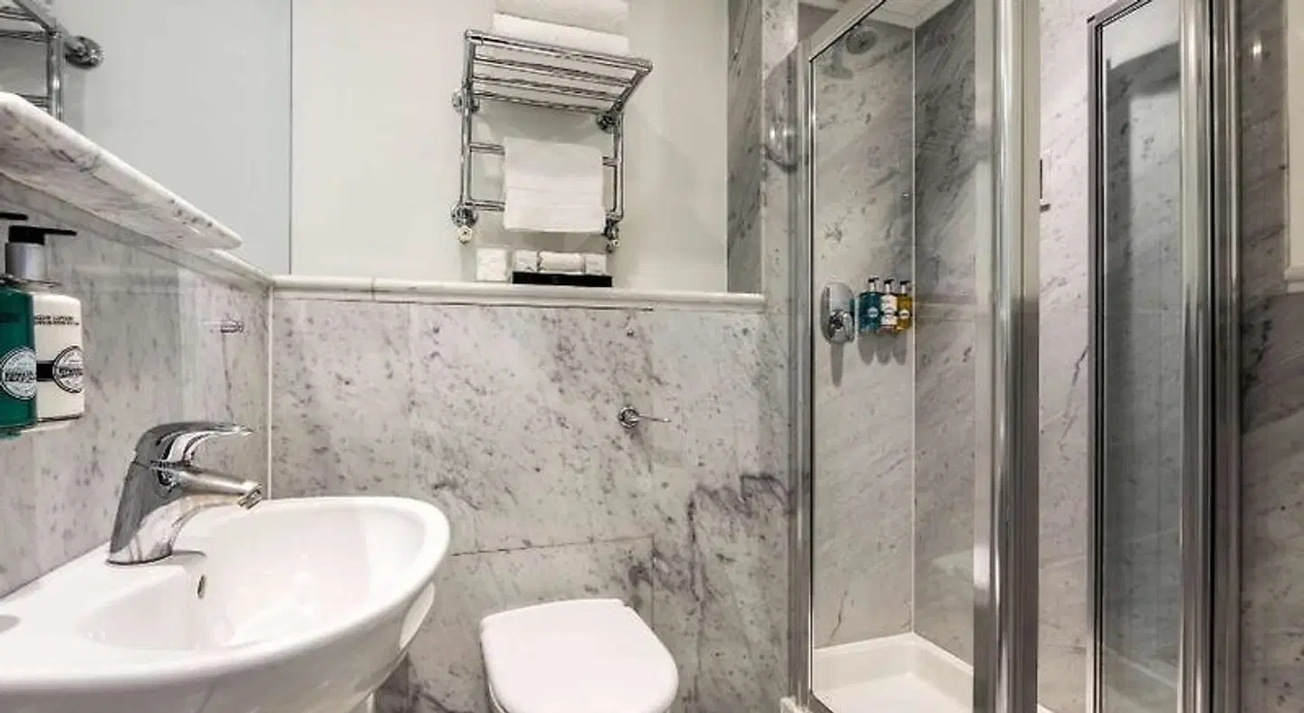 Radisson Blu Edwardian Grafton Hotel BATHROOM