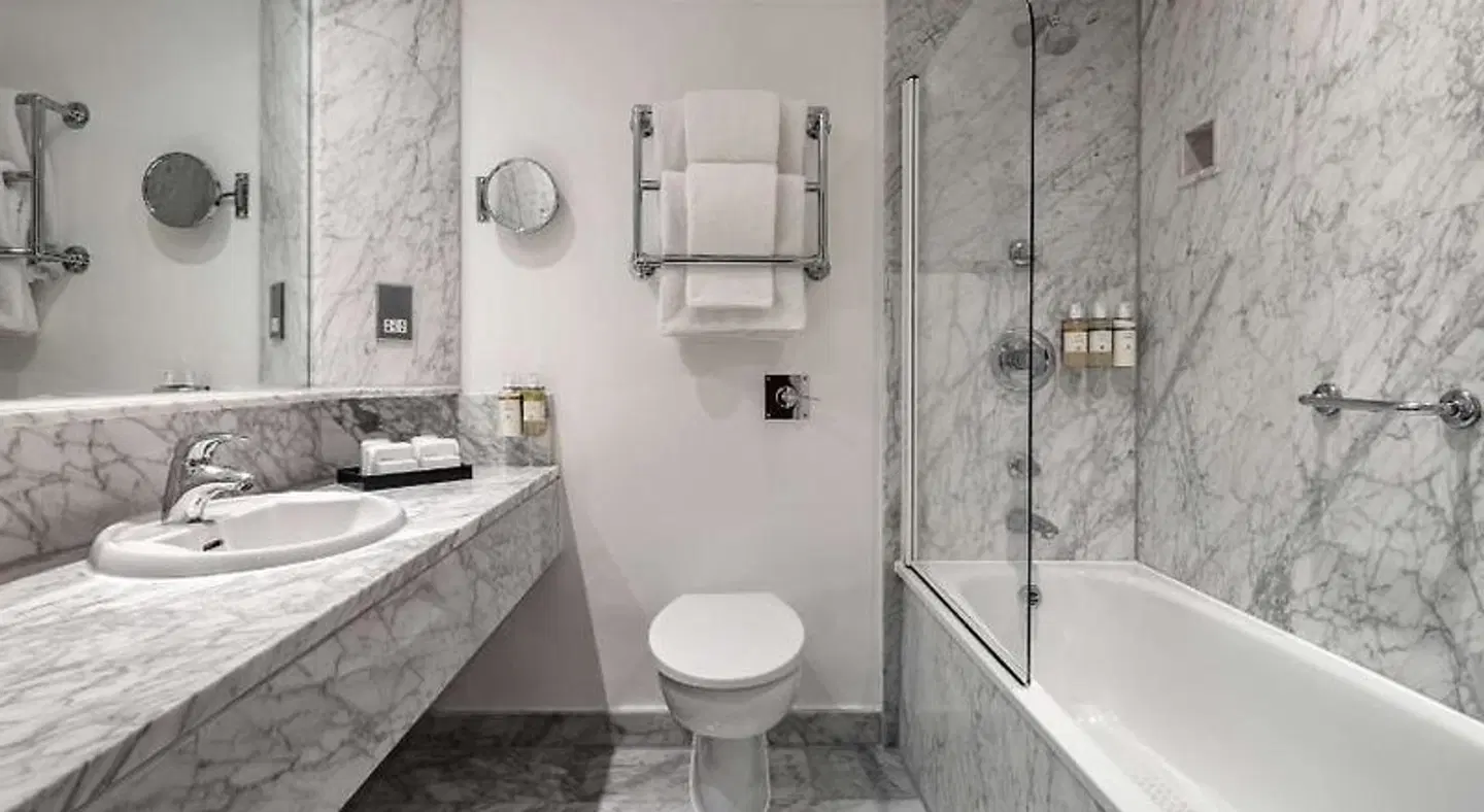 Radisson Blu Edwardian Grafton Hotel BATHROOM
