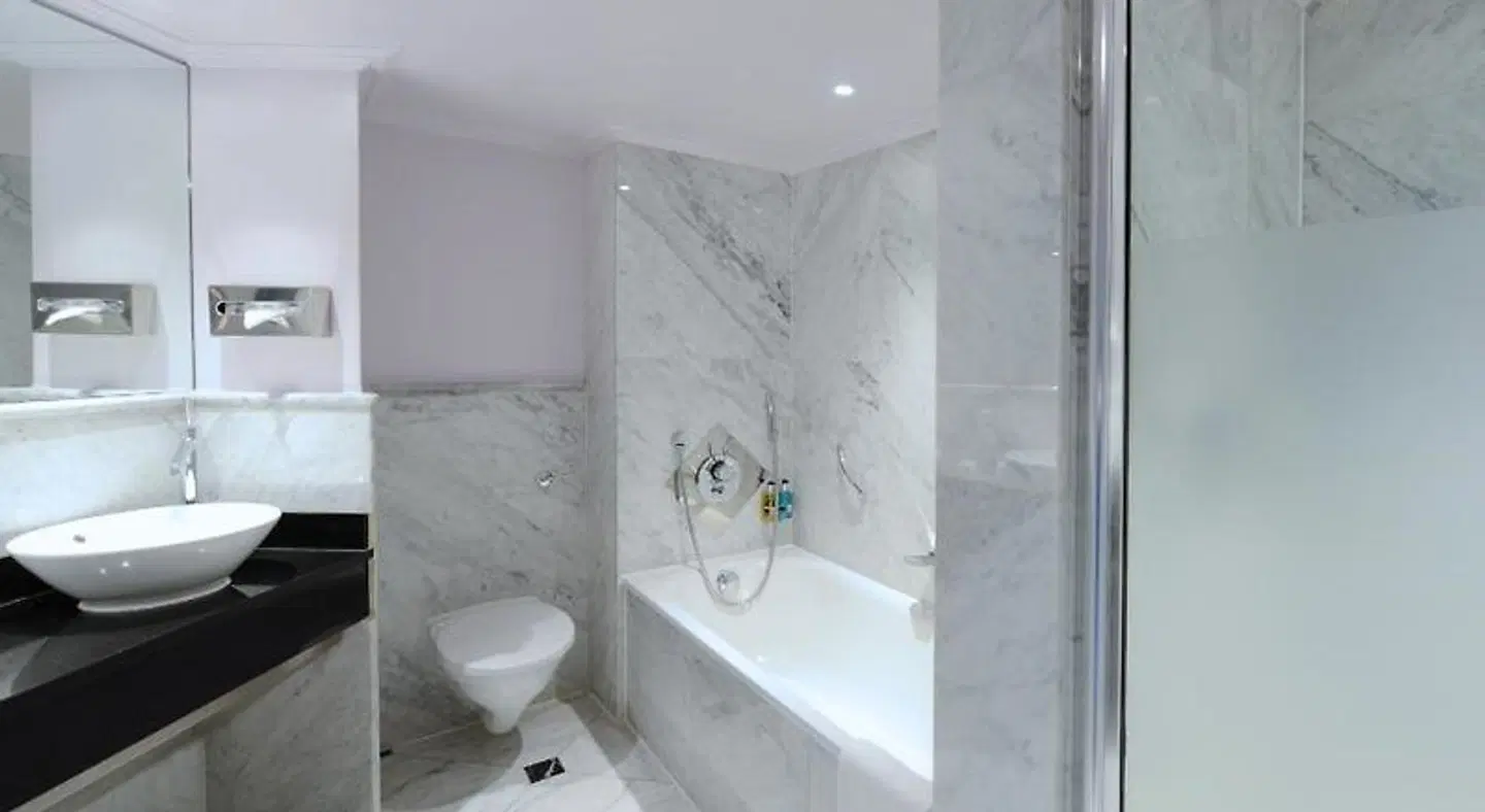 Radisson Blu Edwardian, Hampshire hotel BATHROOM