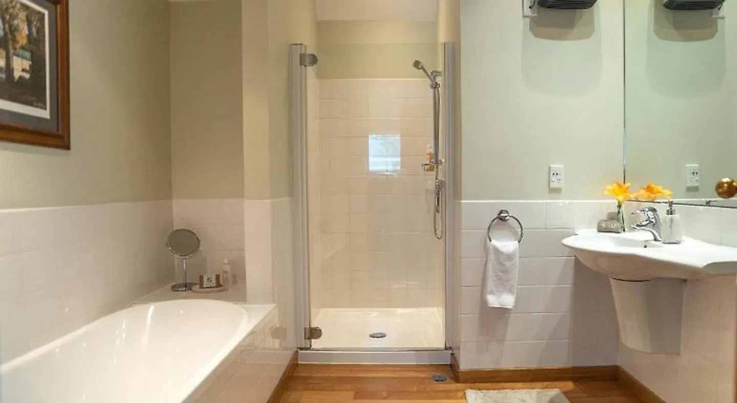 Hidden Lodge BATHROOM