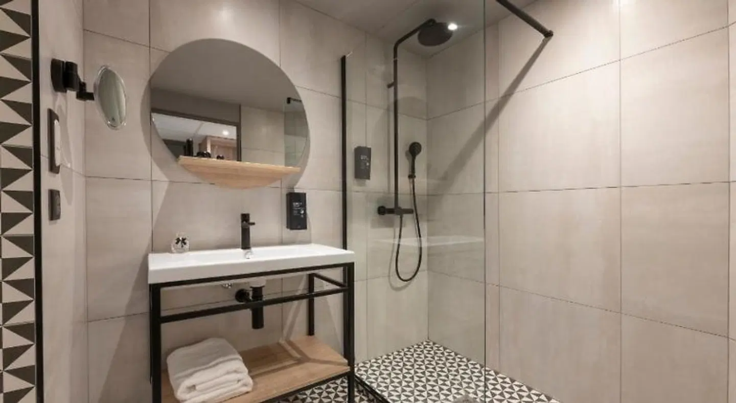 Kyriad Prestige Joinville-Le-Pont BATHROOM