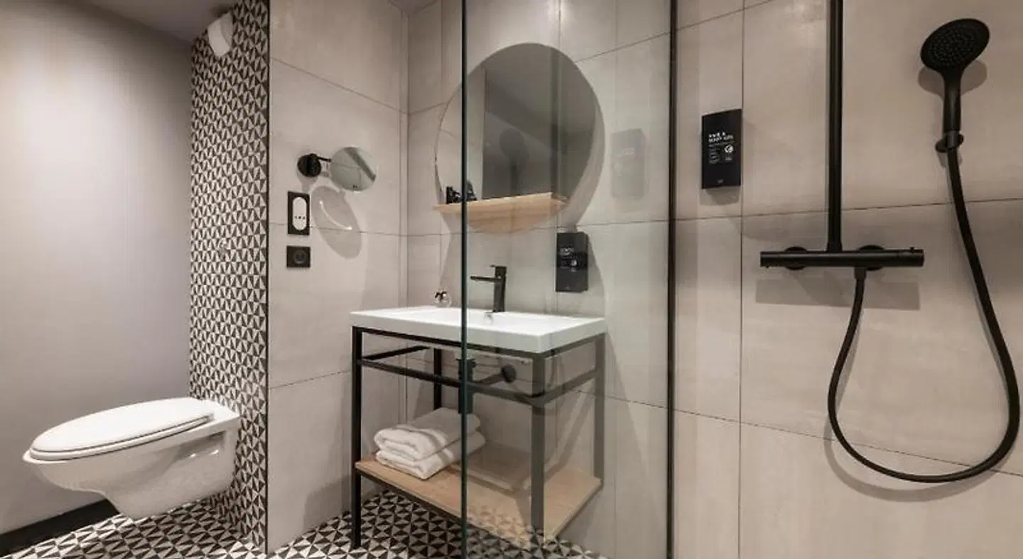 Kyriad Prestige Joinville-Le-Pont BATHROOM