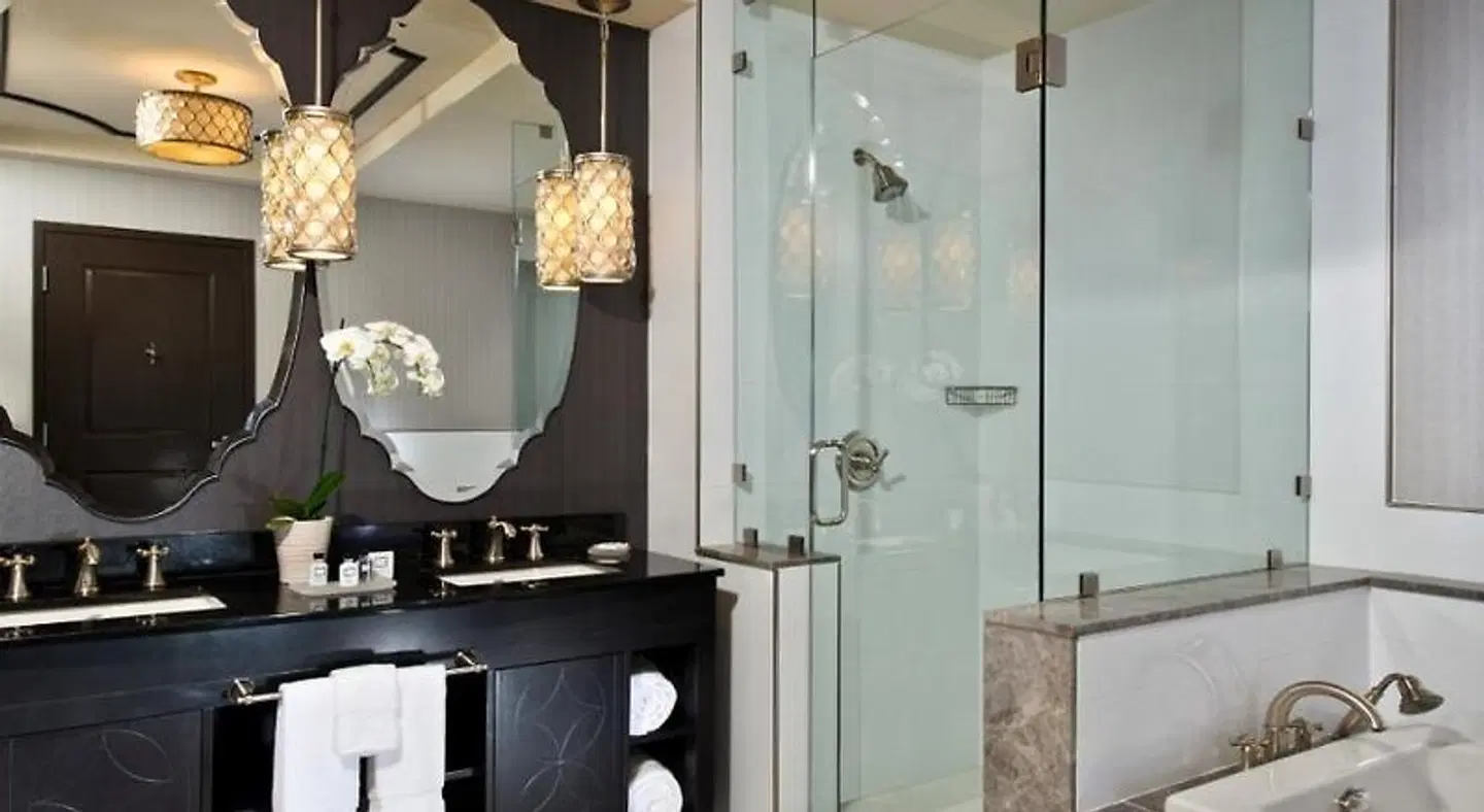 Saratoga Casino Hotel BATHROOM