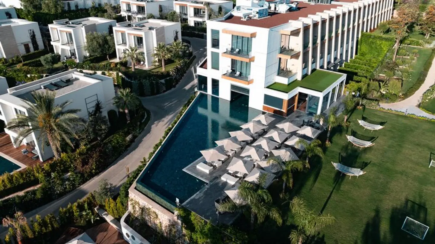 The Norm Collection Door'a OUTDOOR_POOL