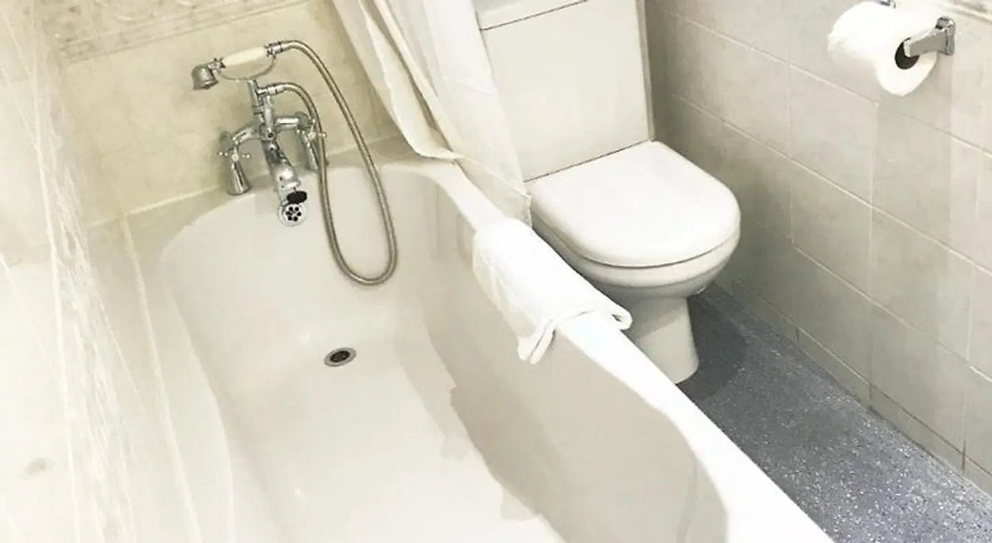 Gidea Park Hotel BATHROOM