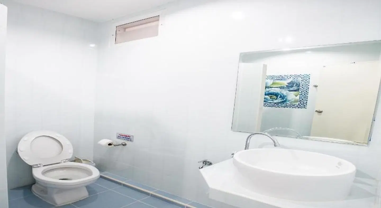 P.A. Thani Hotel BATHROOM