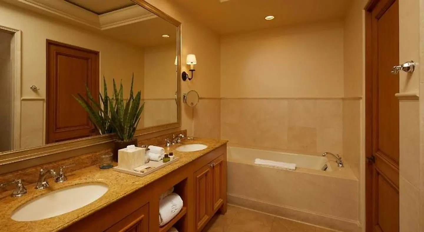 Resort at Pelican Hill BATHROOM