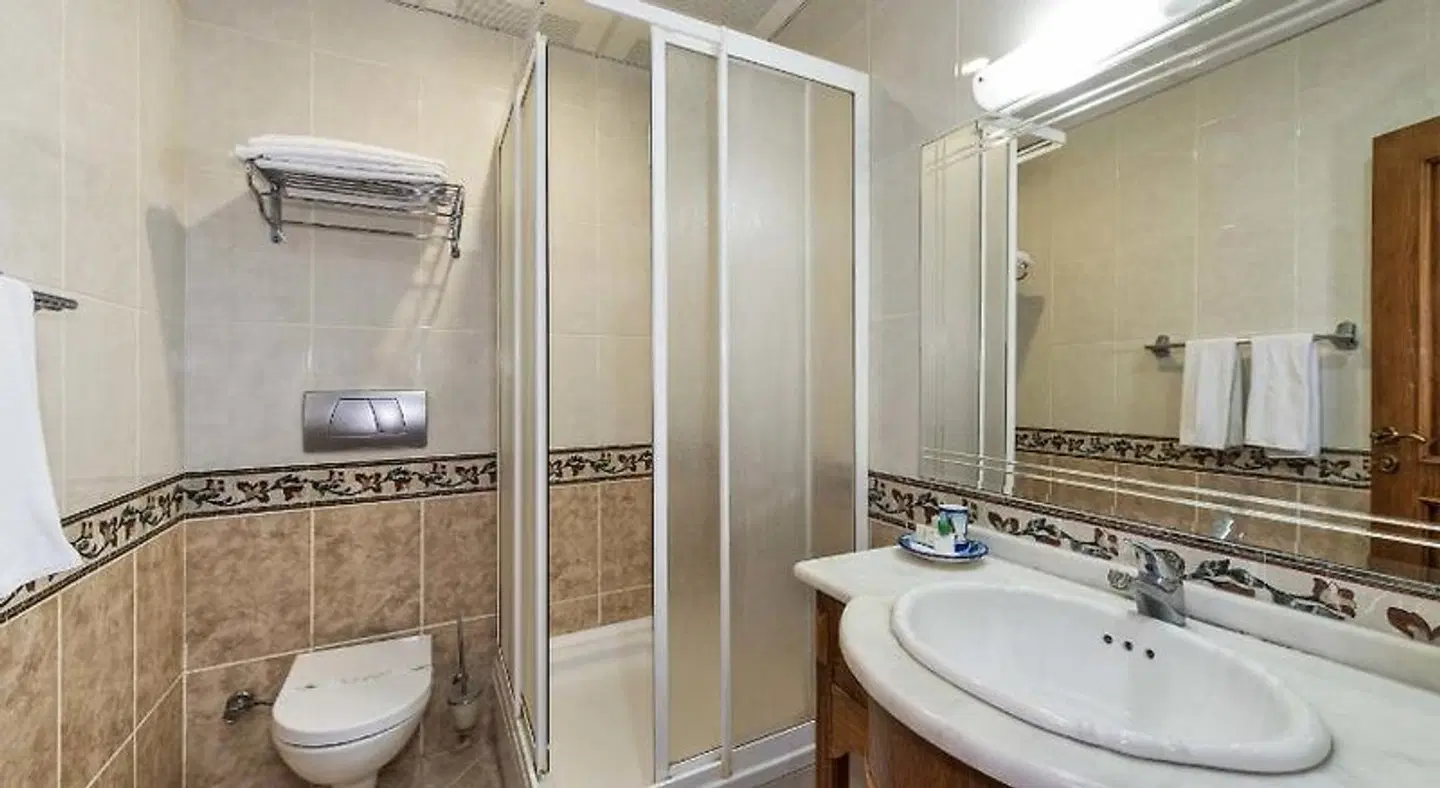 Seven Hills Hotel BATHROOM