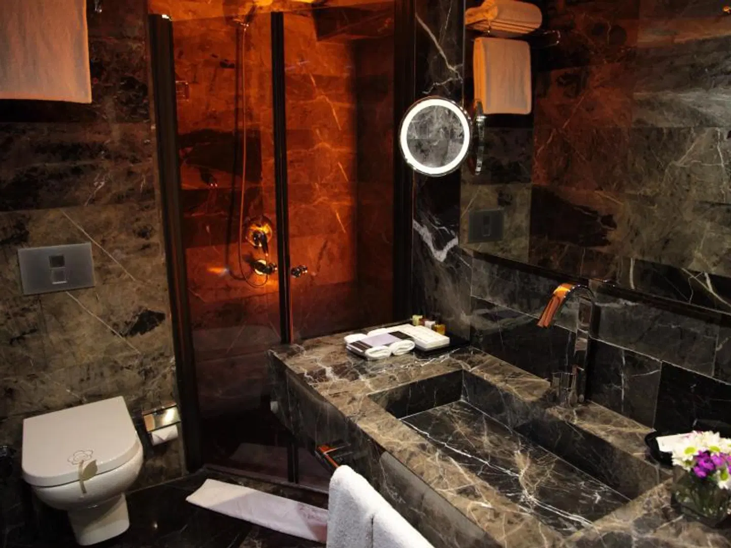 Zimmer Bosphorus Hotel BATHROOM