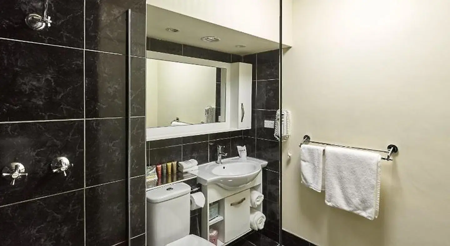 Quality Hotel Colonial Launceston BATHROOM