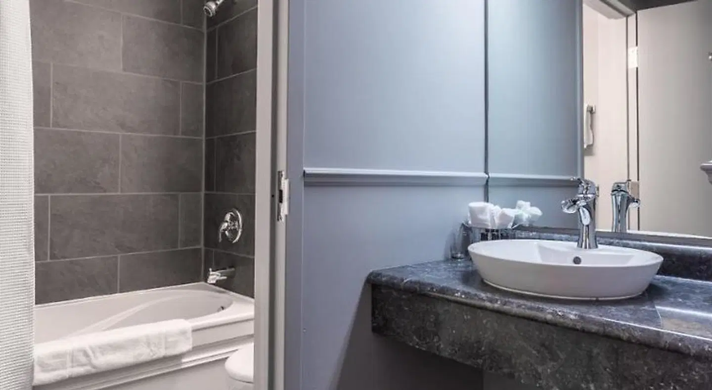 Le Grand Lodge Mont Tremblant BATHROOM