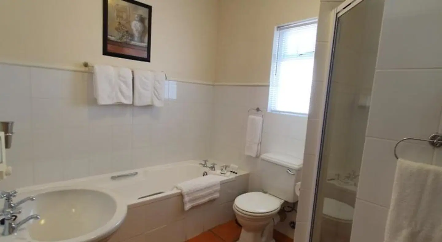Paradiso Guesthouse & Self-catering Cottage BATHROOM