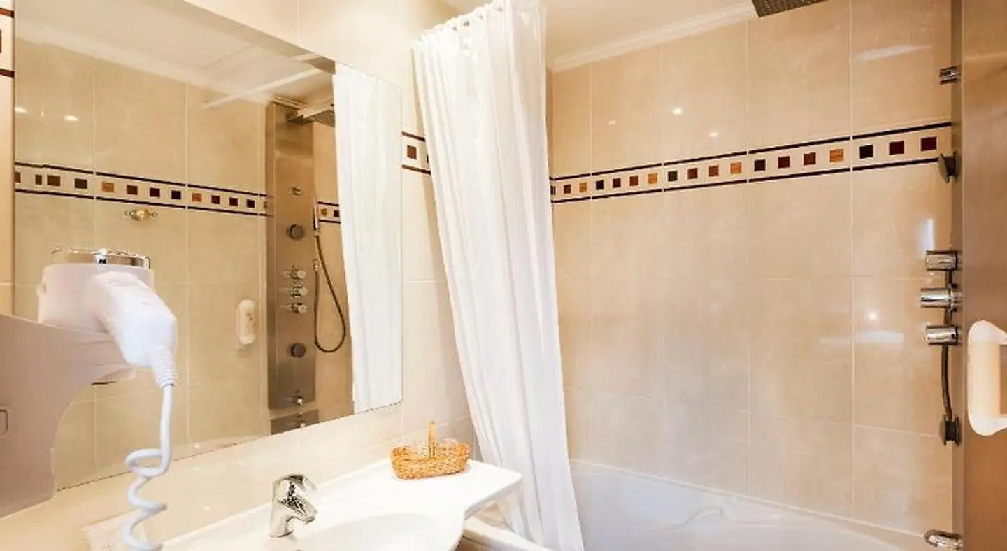 Hotel Champerret-Elysees BATHROOM