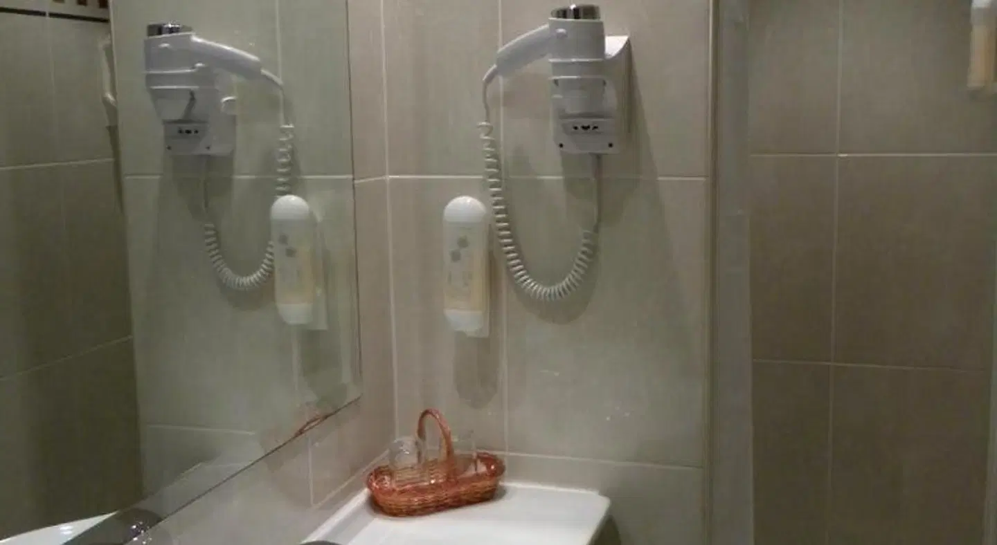 Hotel Champerret-Elysees BATHROOM