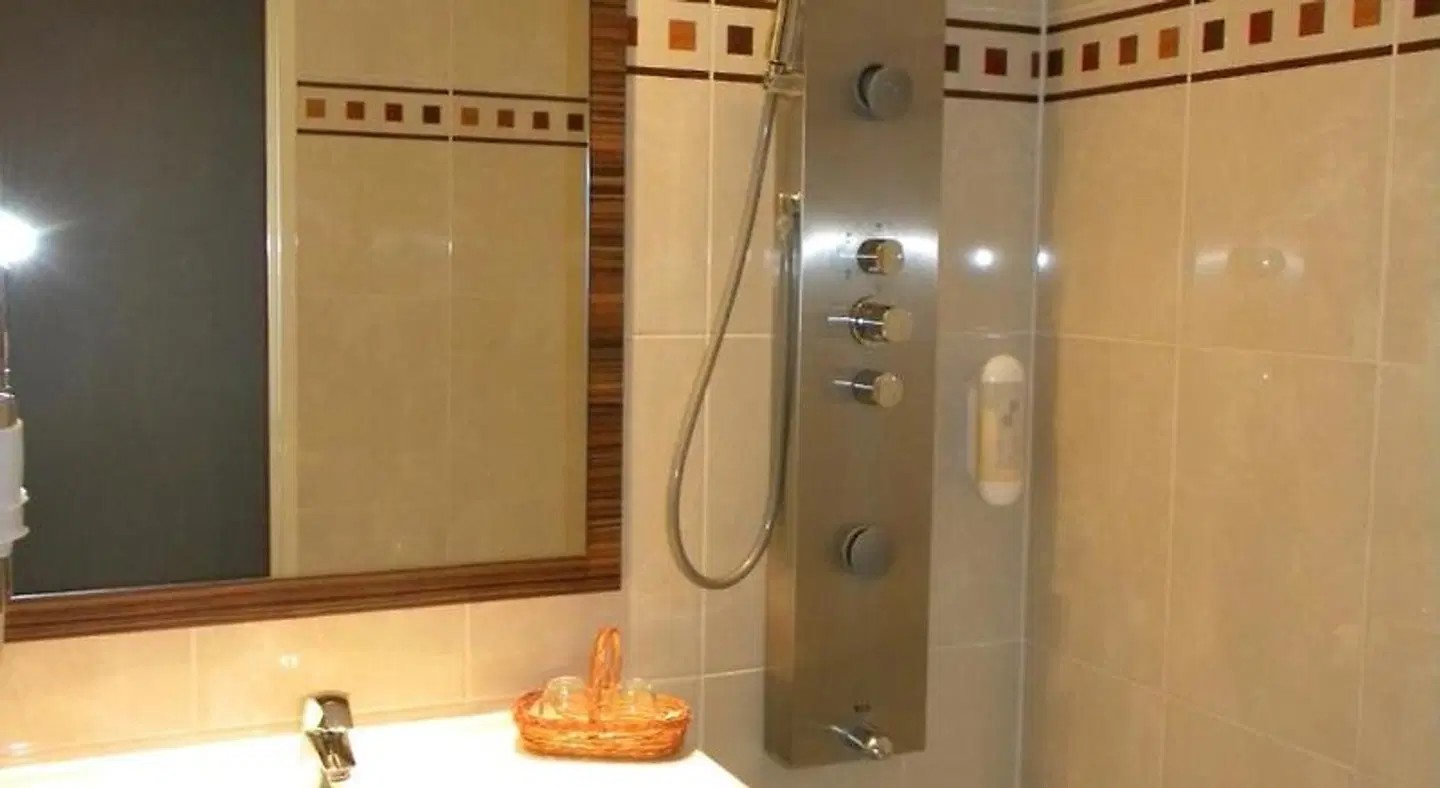 Hotel Champerret-Elysees BATHROOM