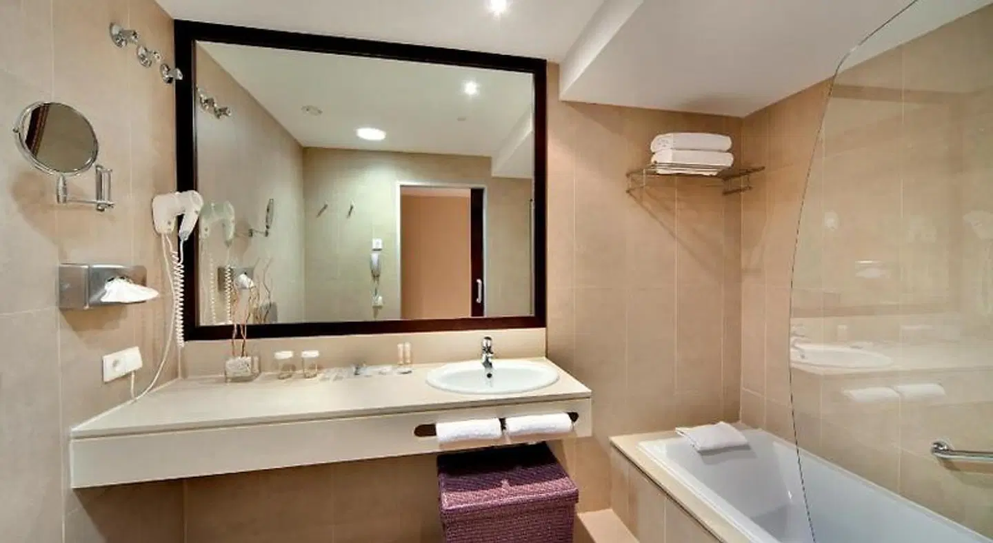 Occidental Cádiz BATHROOM