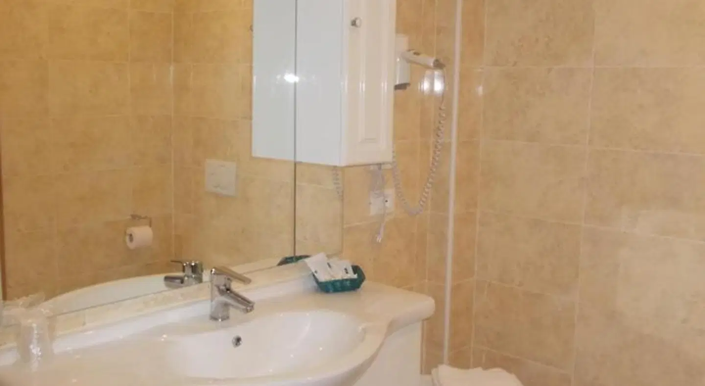 Laura Christina BATHROOM