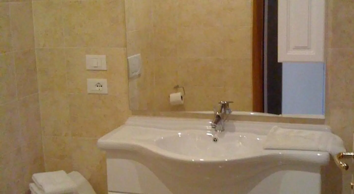 Laura Christina BATHROOM