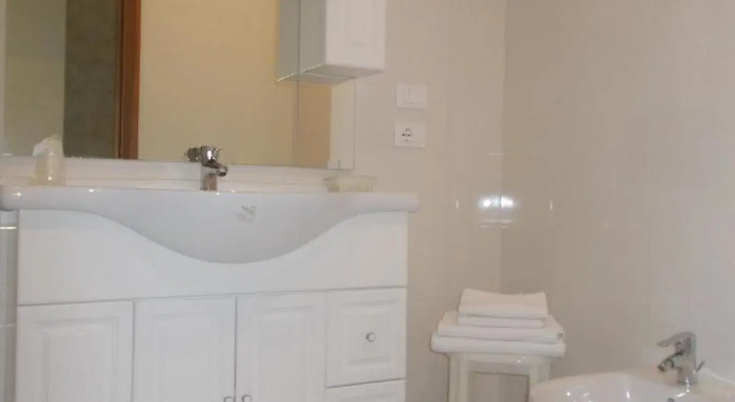 Laura Christina BATHROOM