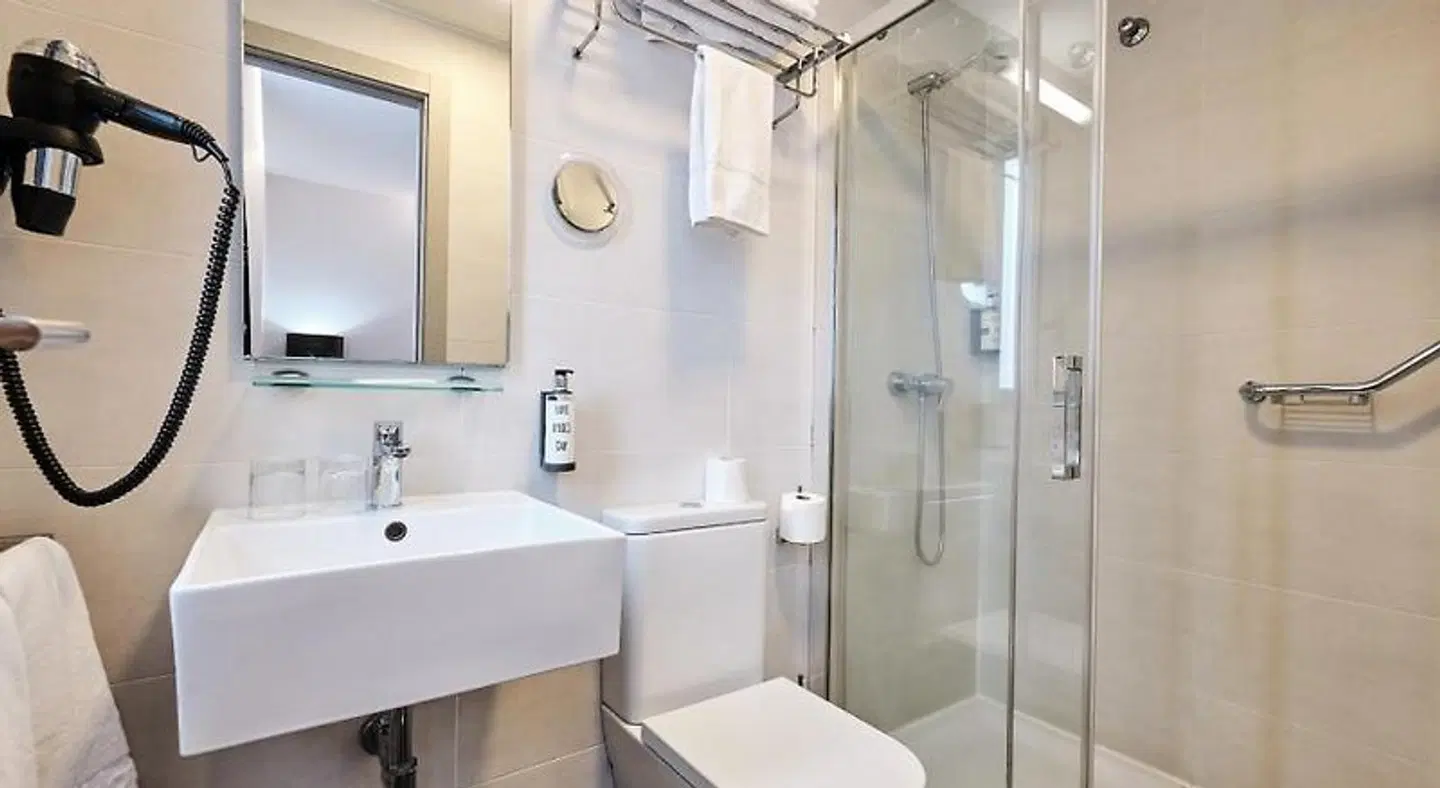 Lux Santiago BATHROOM