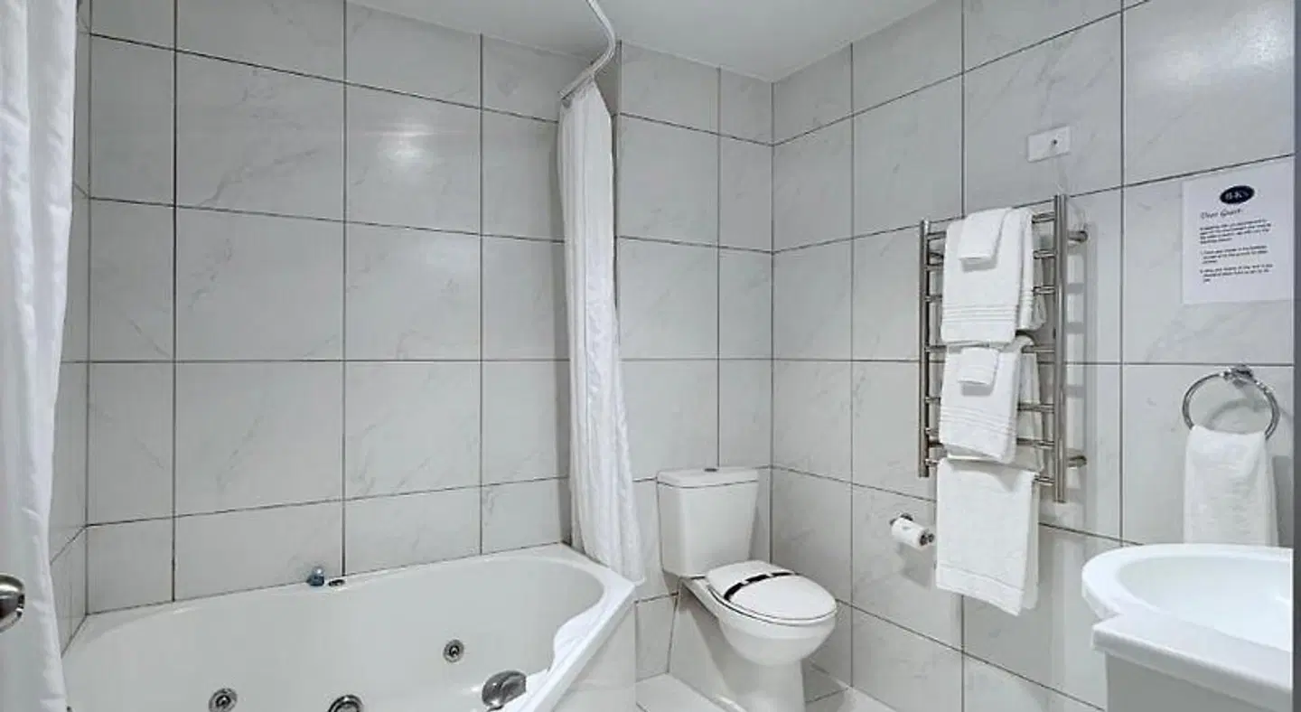 BKs Premier Motel Hamilton BATHROOM