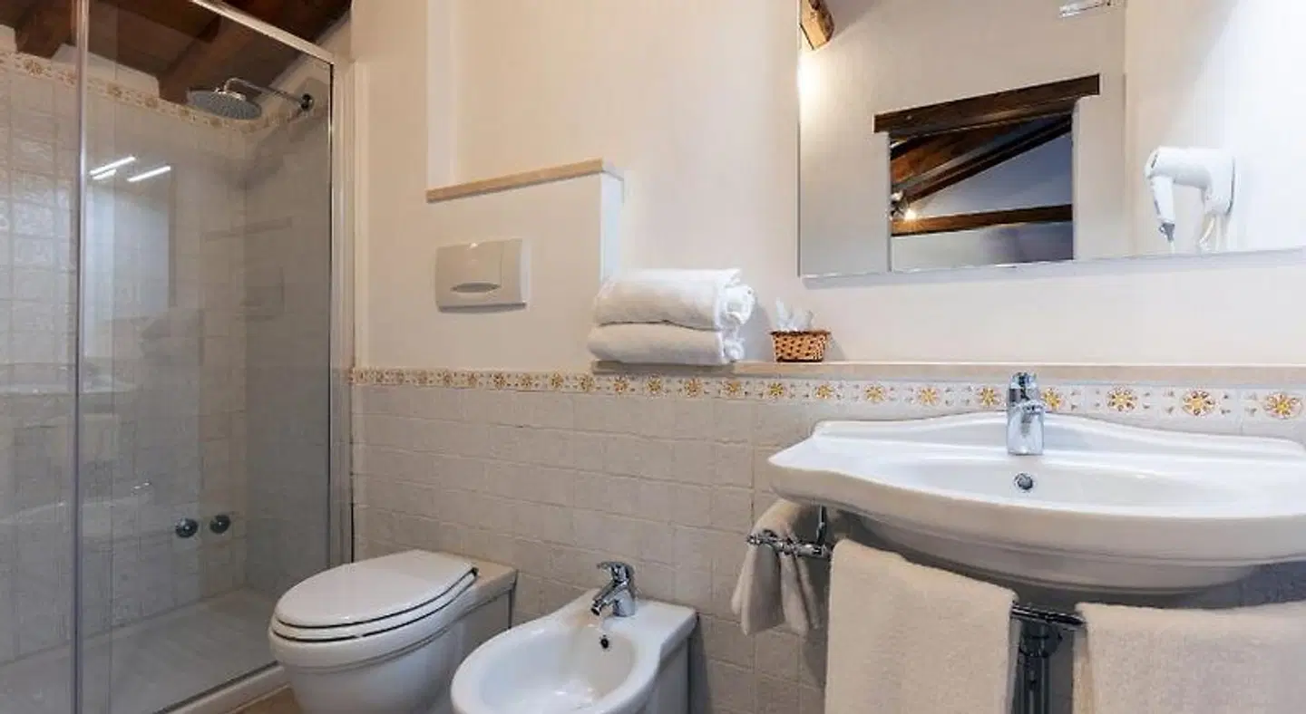 Fattoria Pieve A Salti BATHROOM
