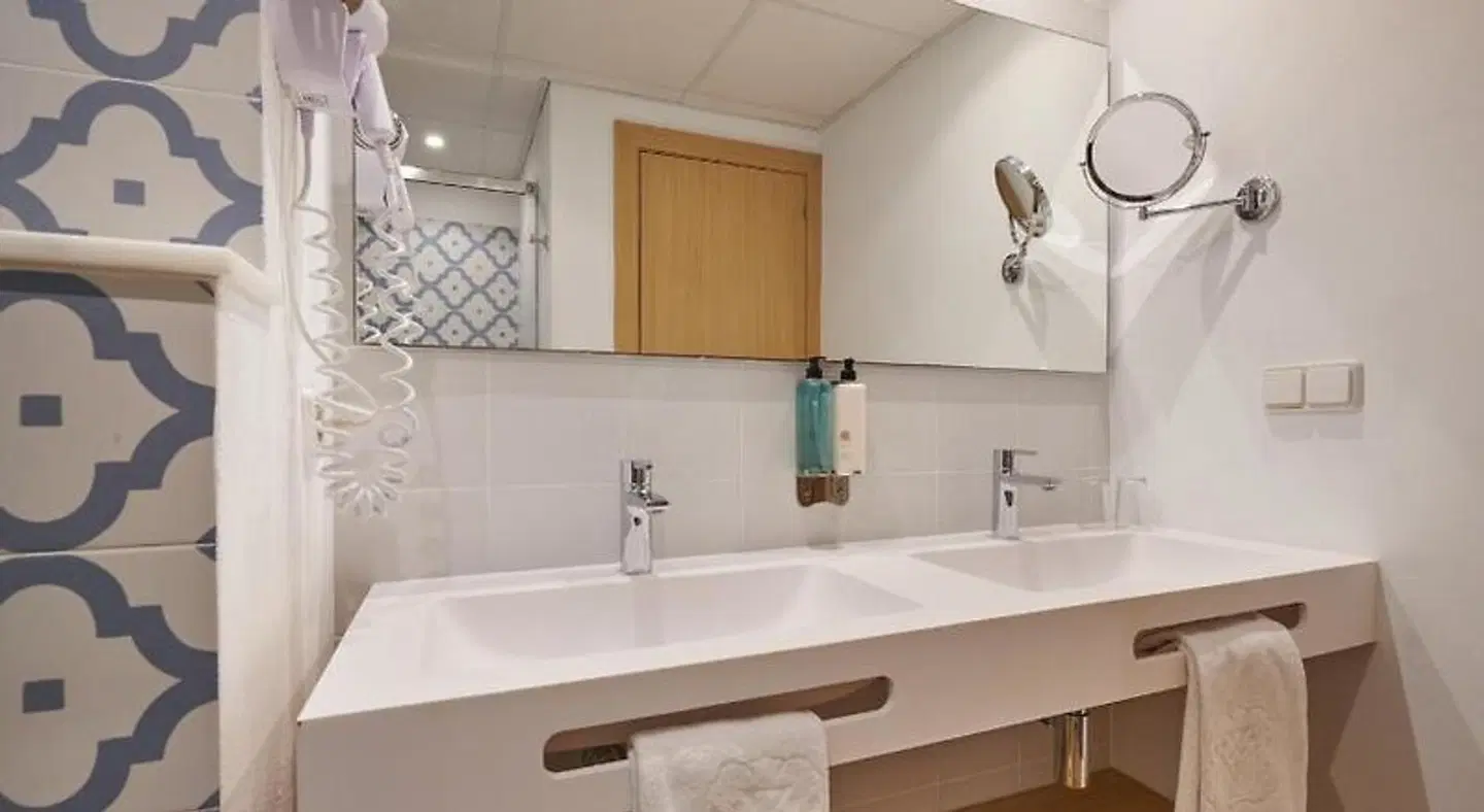 Cala Santanyí BATHROOM