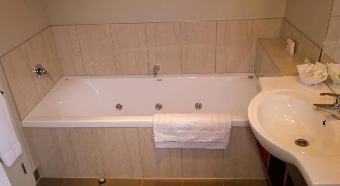 Albert Court Motor Lodge BATHROOM