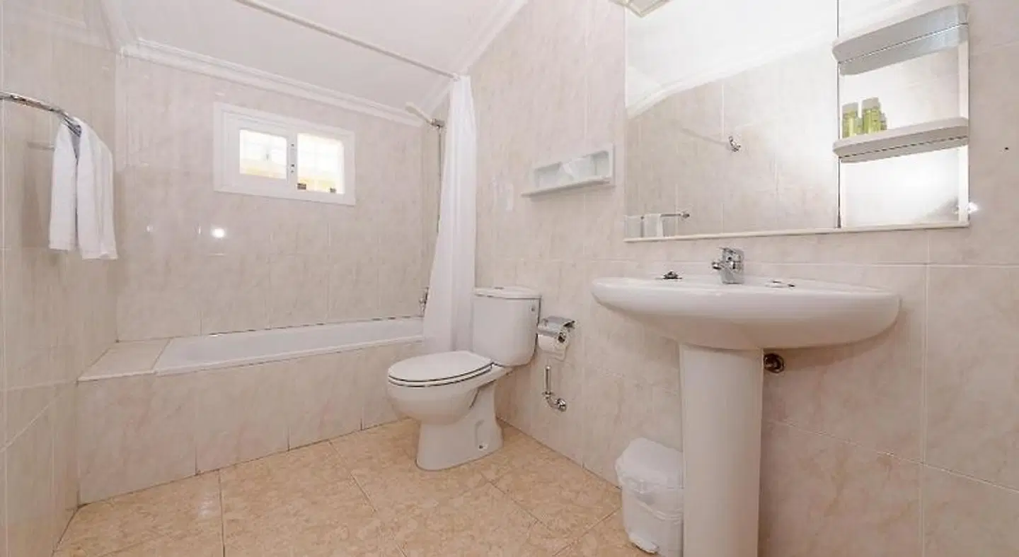 Playas de Paguera BATHROOM