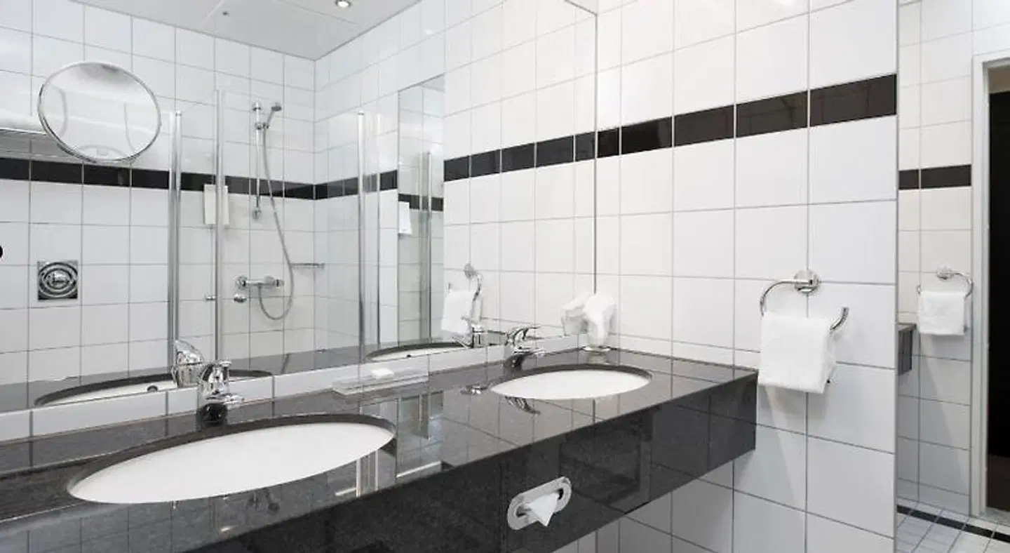 Thon Hotel Oslo Airport BATHROOM