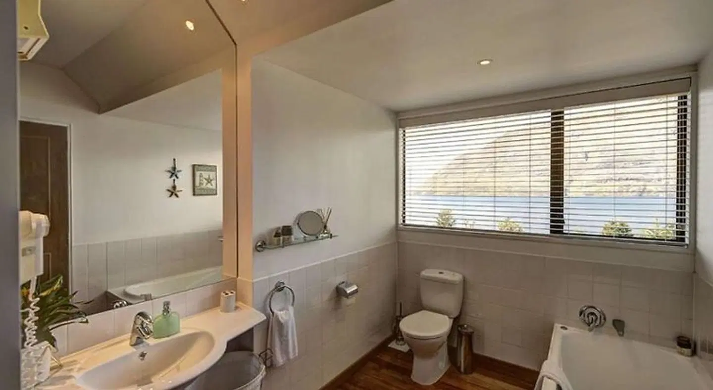 Hidden Lodge BATHROOM