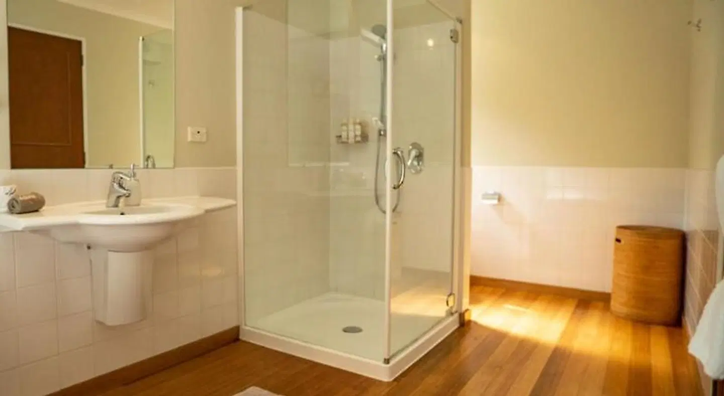 Hidden Lodge BATHROOM