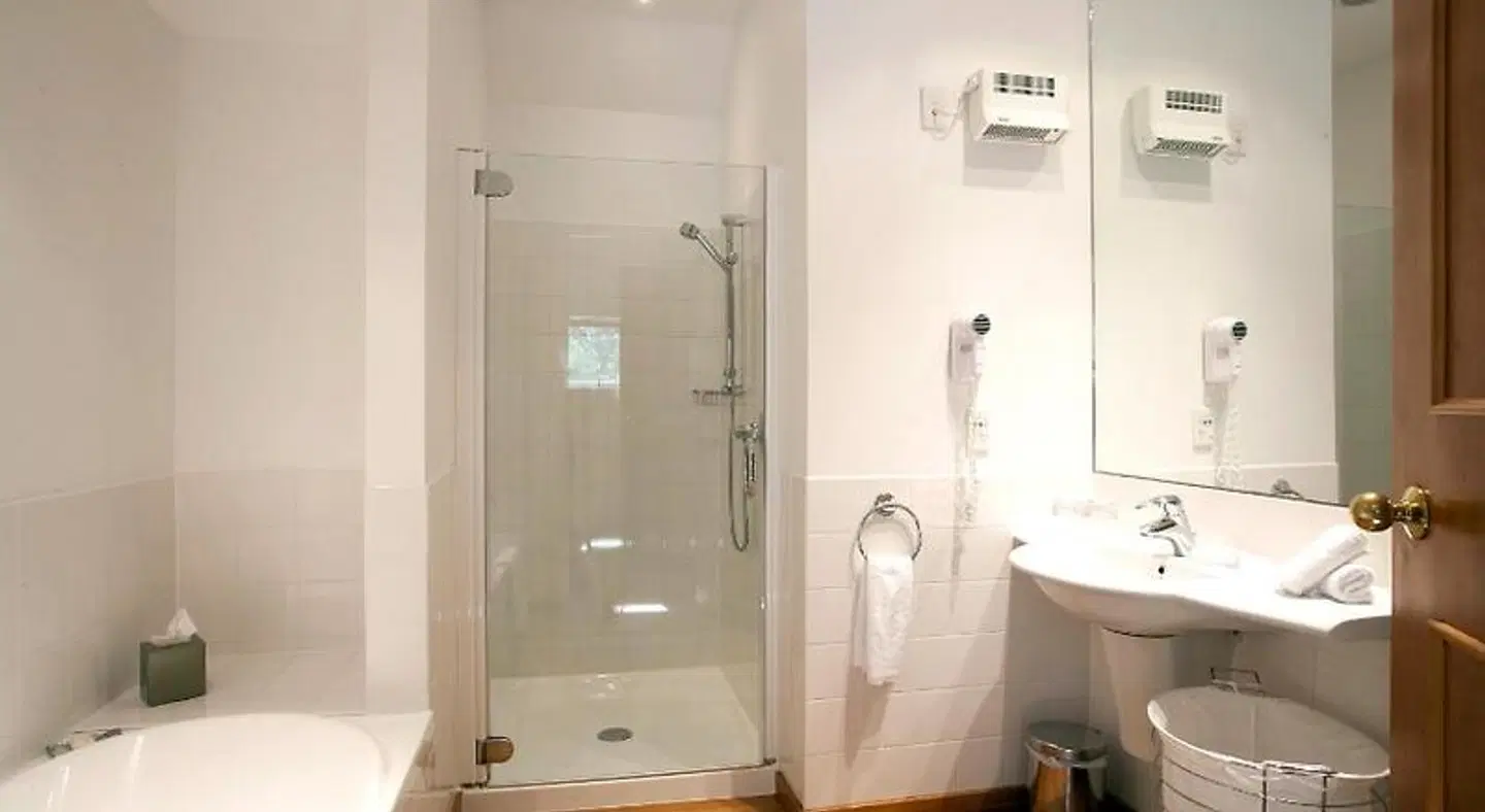 Hidden Lodge BATHROOM