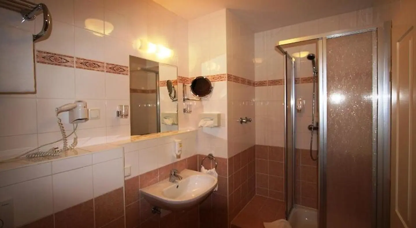 Suite Hotel 900 m zur Oper BATHROOM