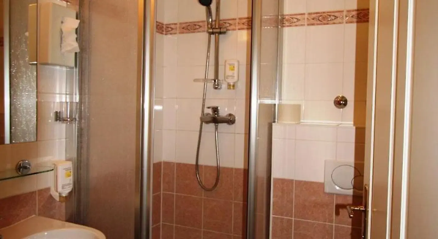 Suite Hotel 900 m zur Oper BATHROOM