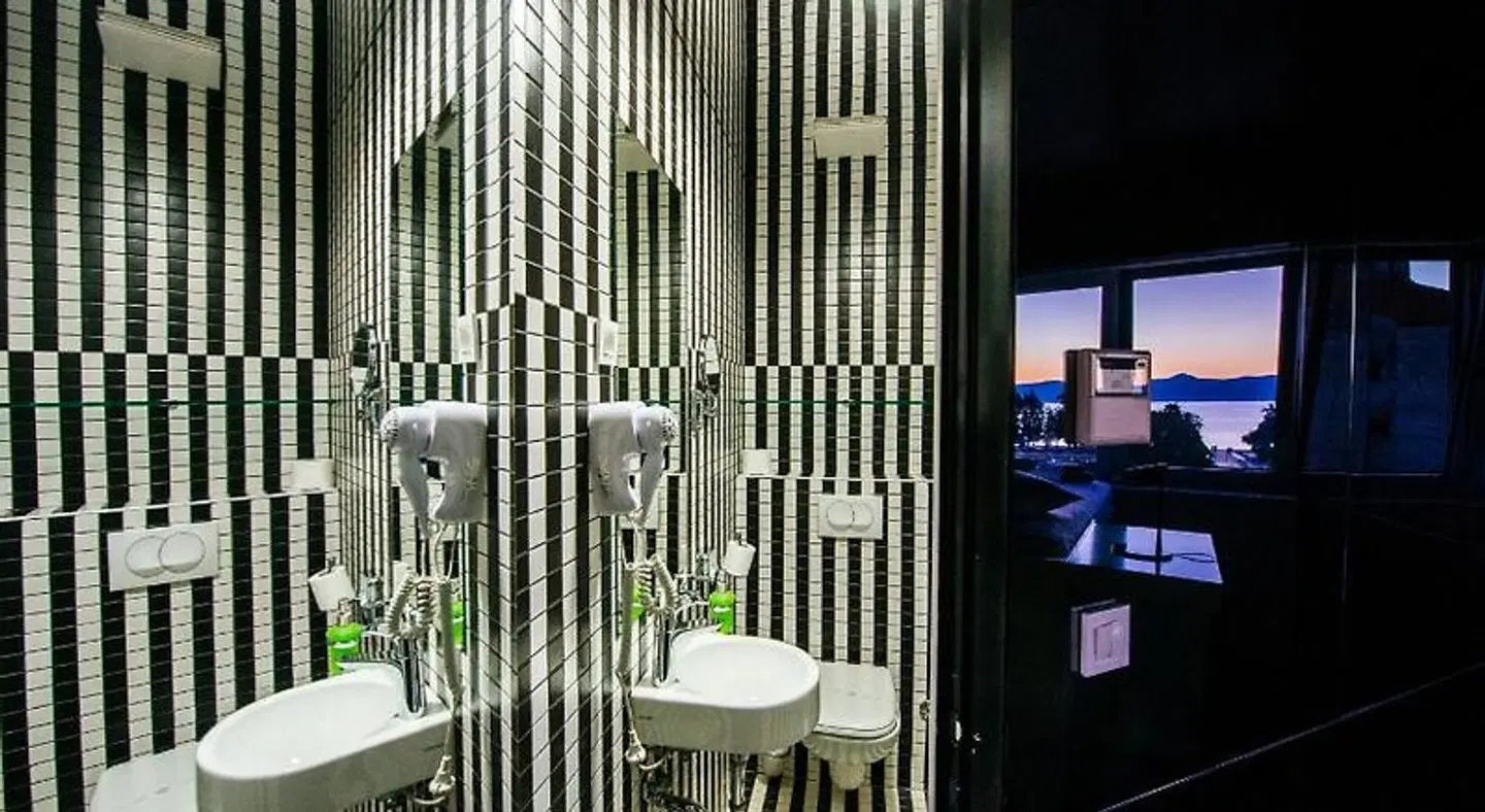 Boutique Hostel Forum BATHROOM