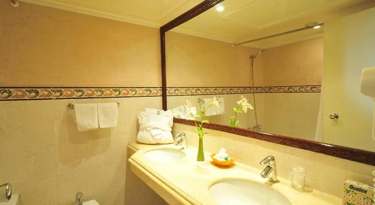 El Andalous BATHROOM