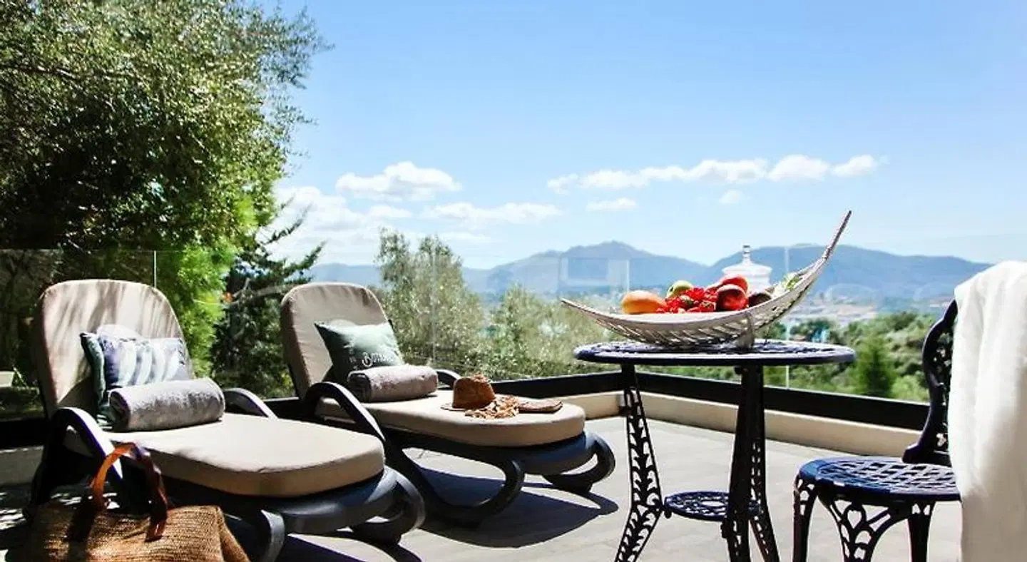 L'Hostellerie du Moulin des Oliviers TERRACE