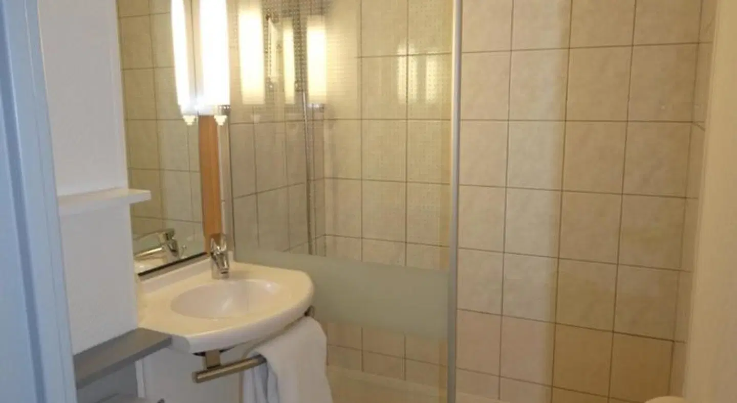 ibis Saintes BATHROOM