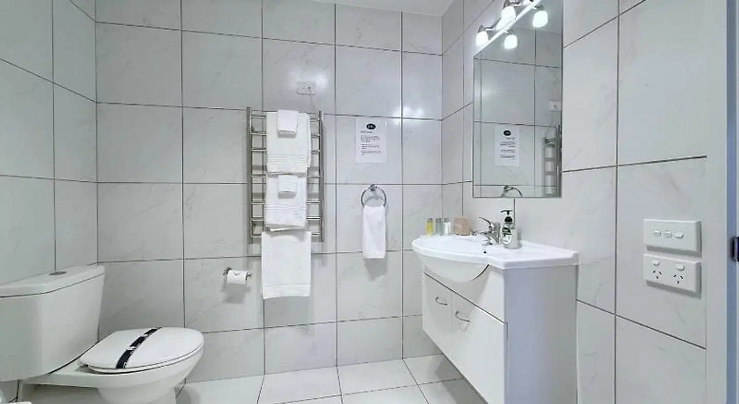 BKs Premier Motel Hamilton BATHROOM