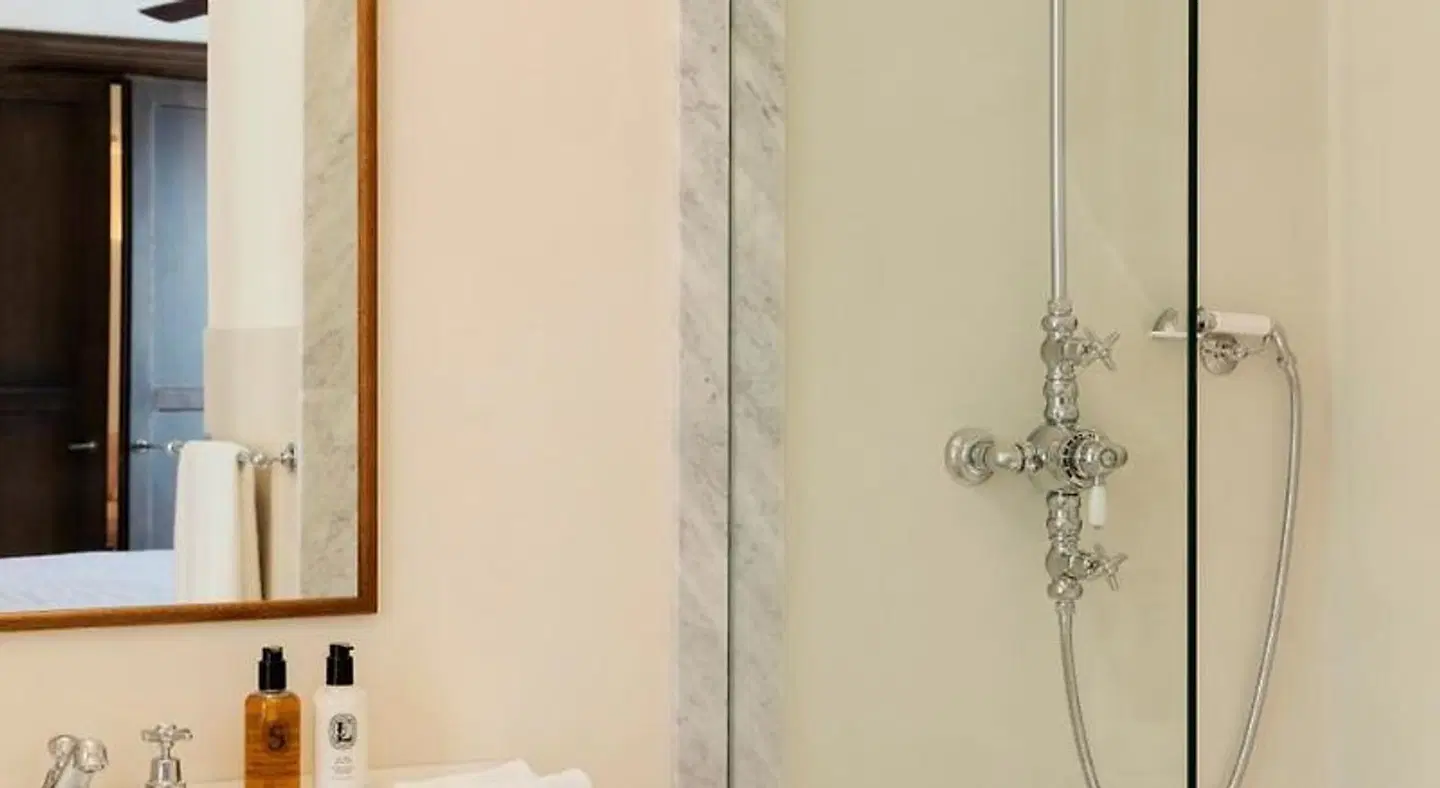 Hotel Portella BATHROOM