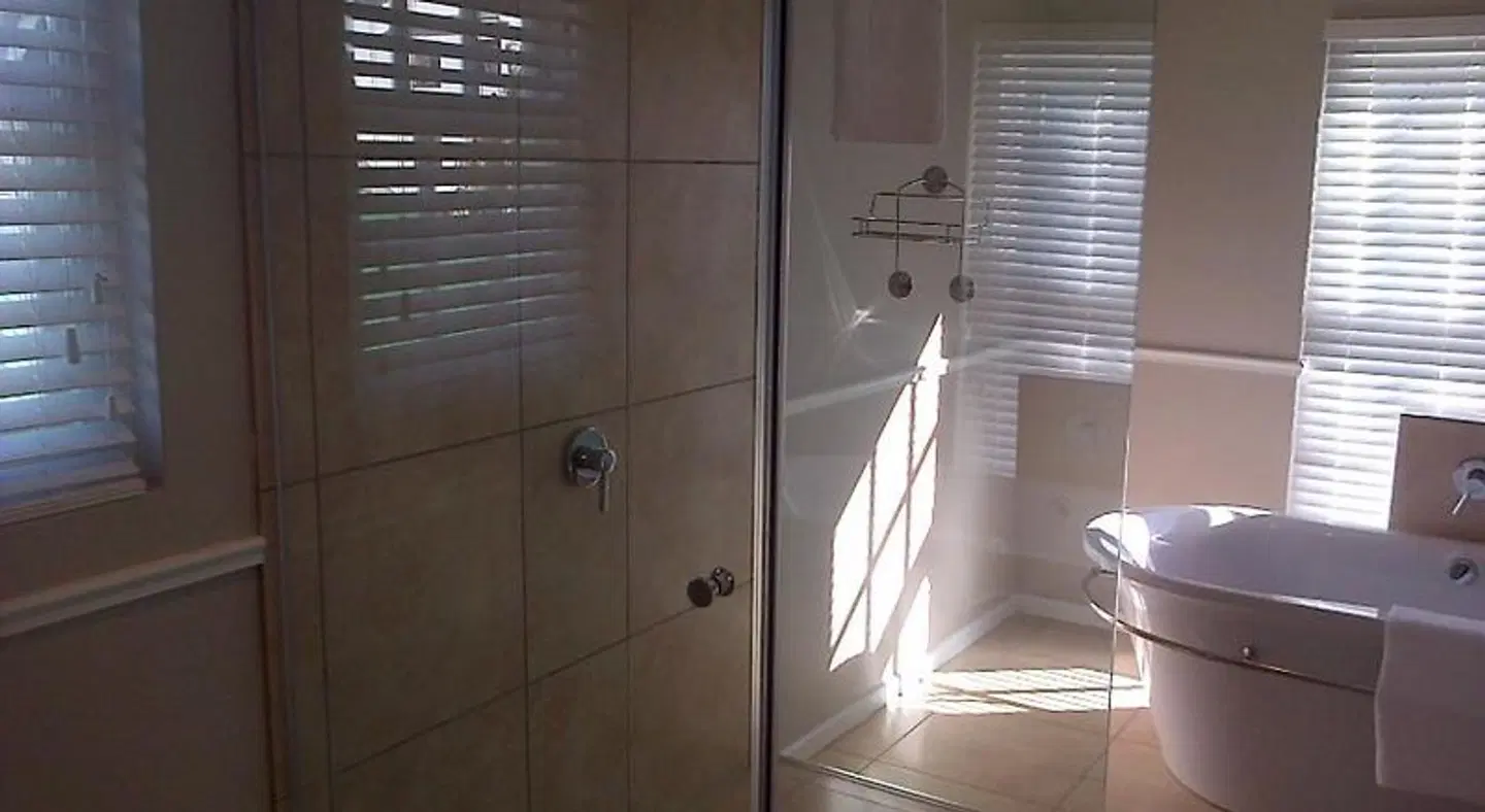 Kenjockity Self Catering Apartments BATHROOM
