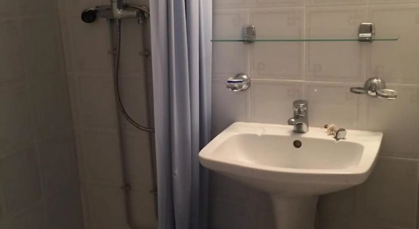 HOTEL DE LA MARE BATHROOM