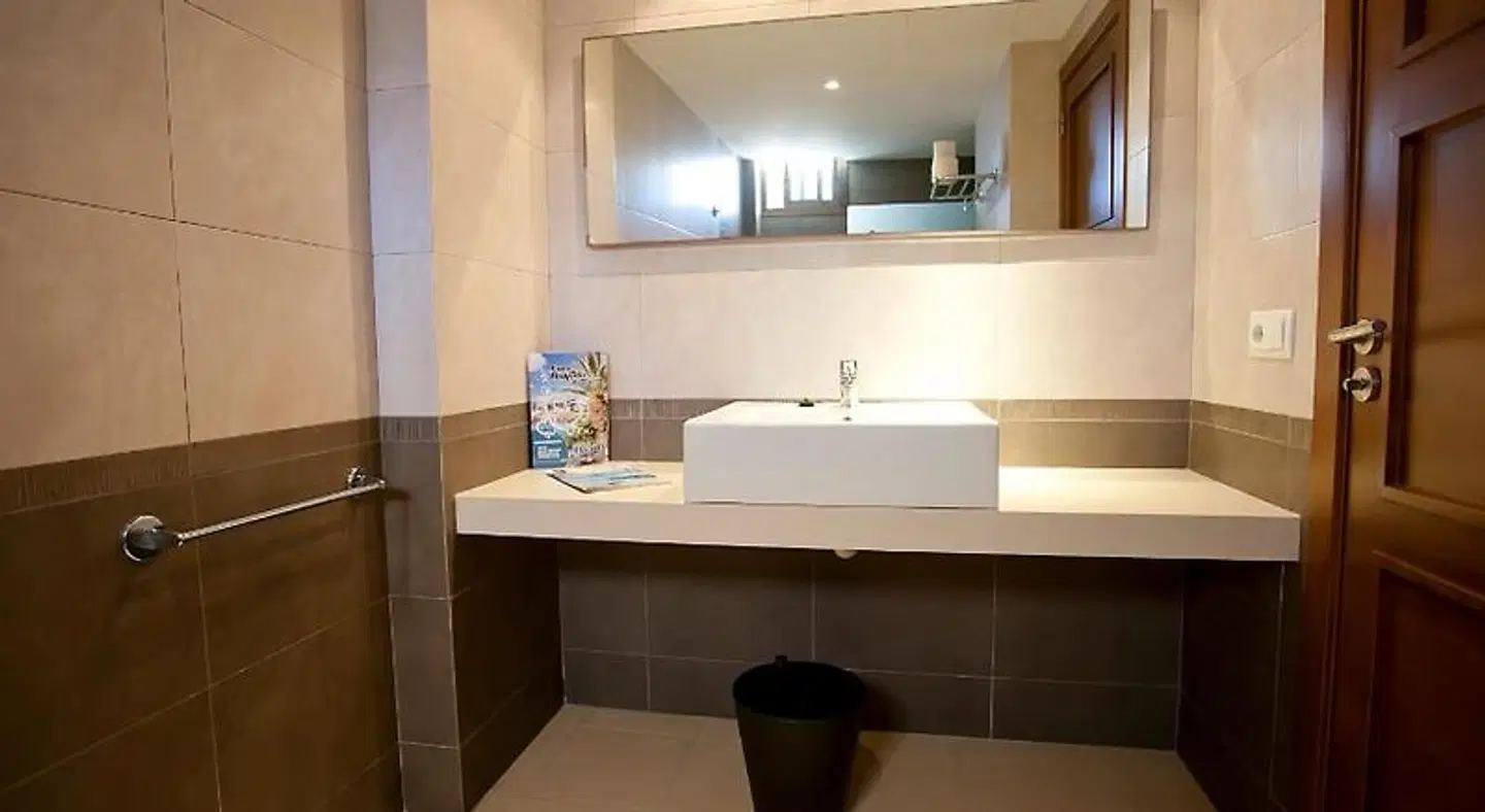 Apartamentos Don Quijote BATHROOM