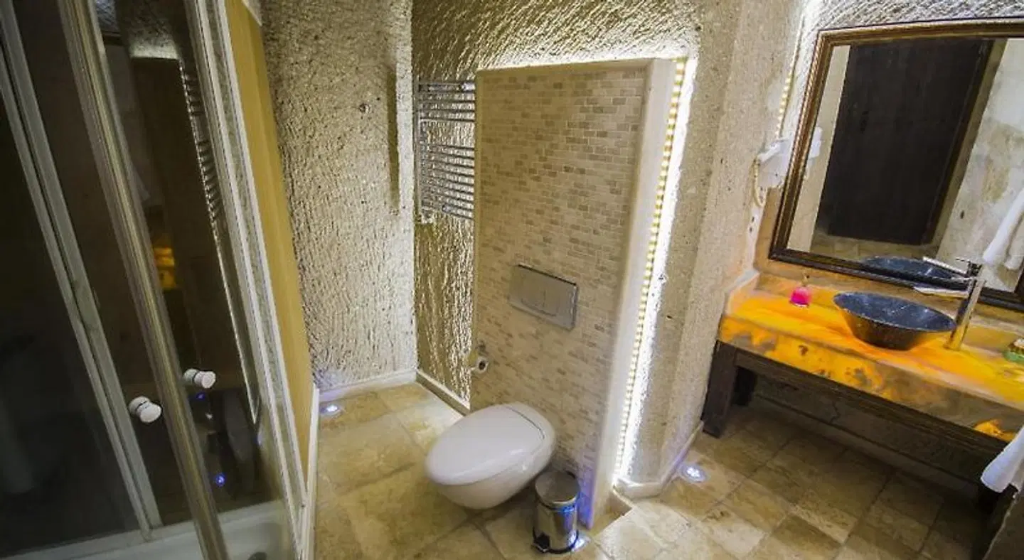 Roma Cave Suite BATHROOM