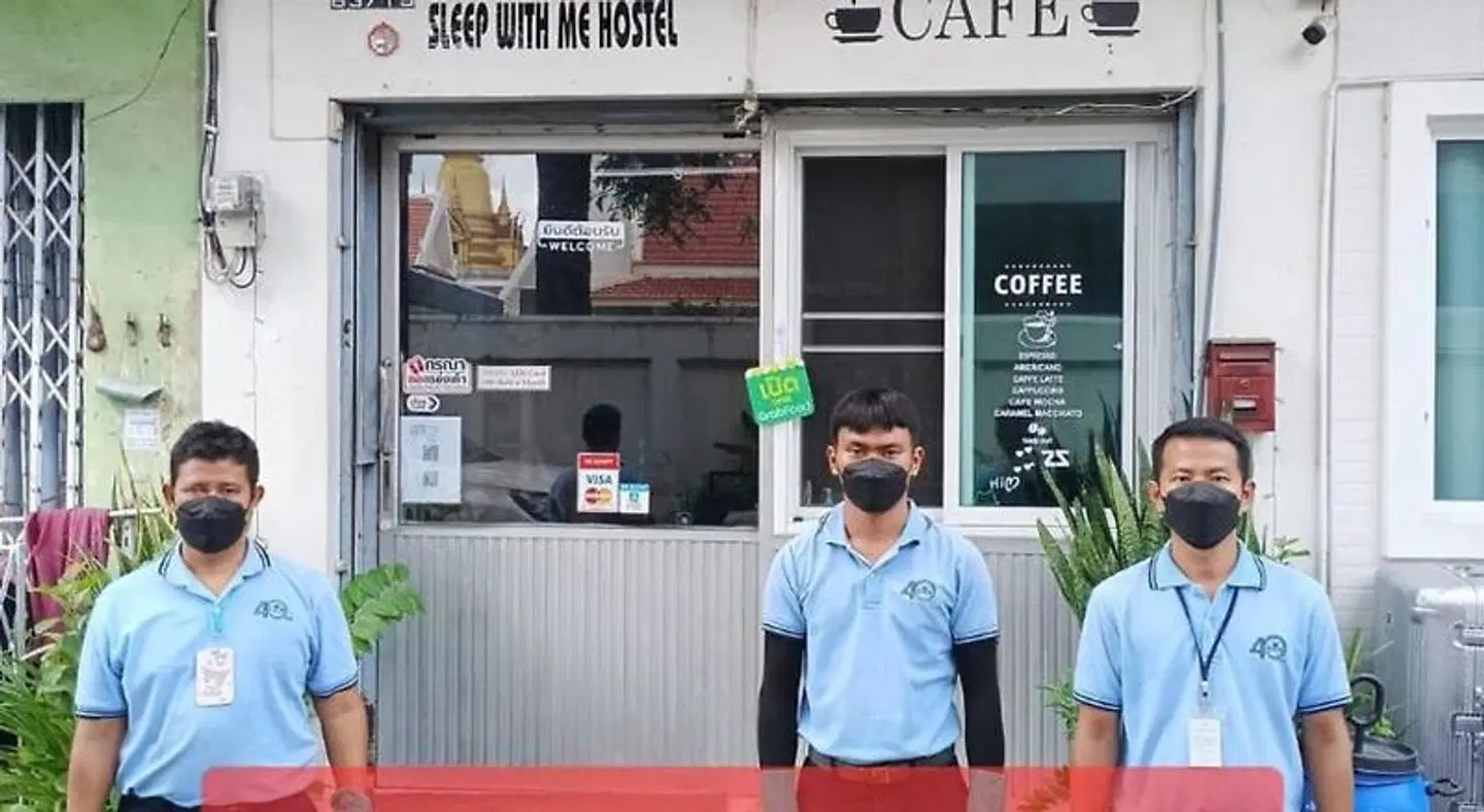 sleep with me hostel EXTERIOR