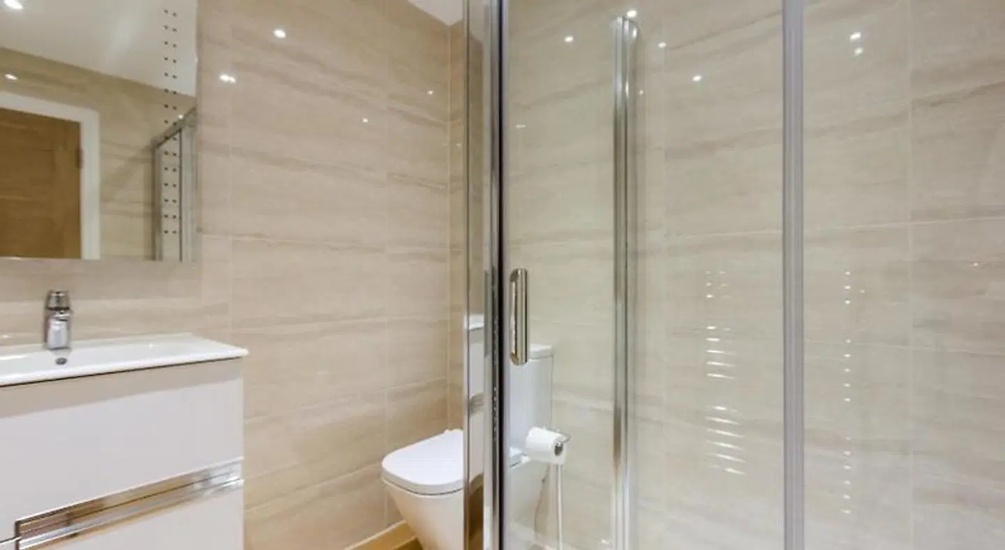 The Lion Gate Mews BATHROOM