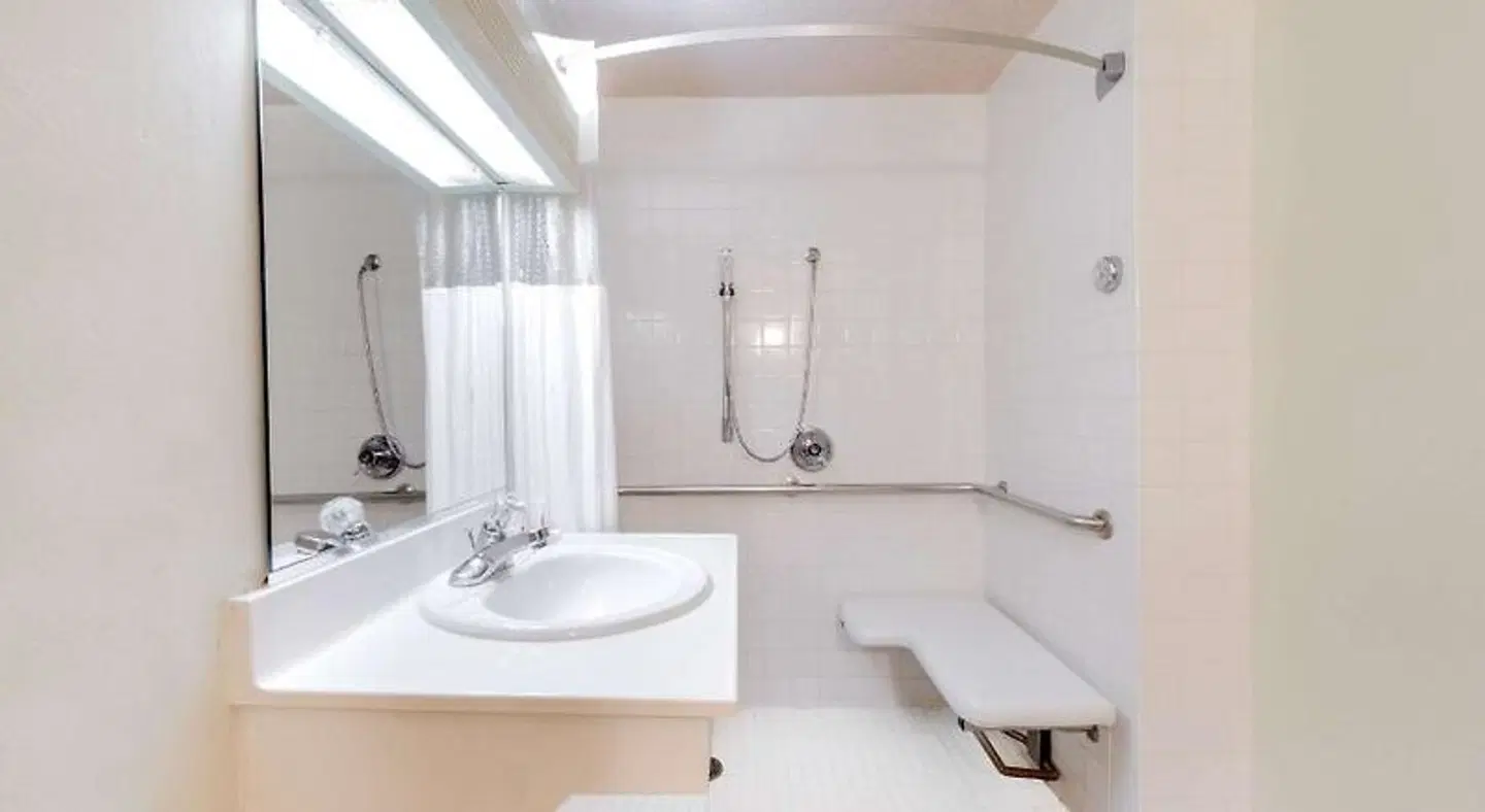 Holiday Inn Dallas Market Ctr Love Field by IHG BATHROOM