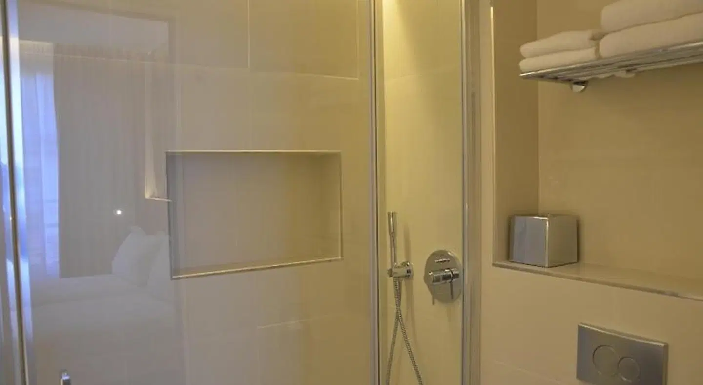 Cler Hotel BATHROOM
